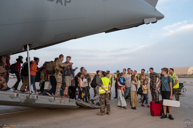 رعايا فرنسيون وأجانب تم إجلاؤهم من السودان إلى جيبوتي (الوكالة الفرنسية)